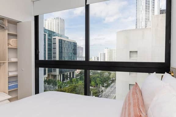 Luxury 2/2 Condo Downtown Miami with Free Parking - Image 3