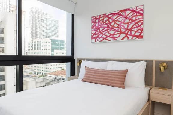 Luxury 2/2 Condo Downtown Miami with Free Parking - Image 2