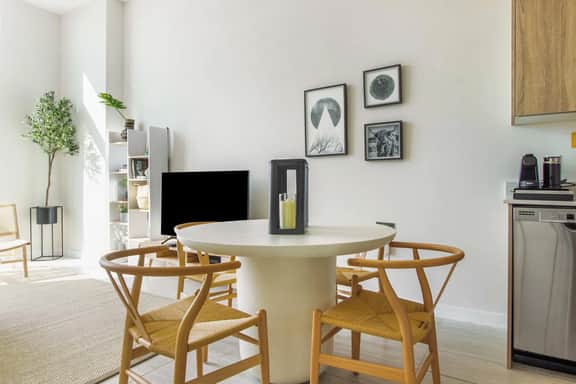 Stunning 1 Bdrm Penthouse, Miami Design District - Image 4