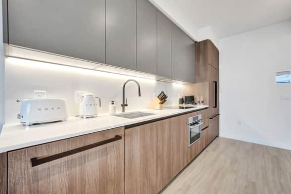 Luxe 1BR, 10th Floor at 72 Park | Pool & Beach - Image 5