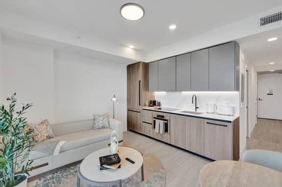 14th-Floor Luxe 1BR | Coastal Living, 72 Park - Image 5