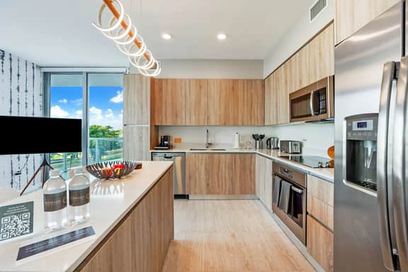 Boho Chic 1Bdrm+Den Condo-Miami Design Dist - Image 2