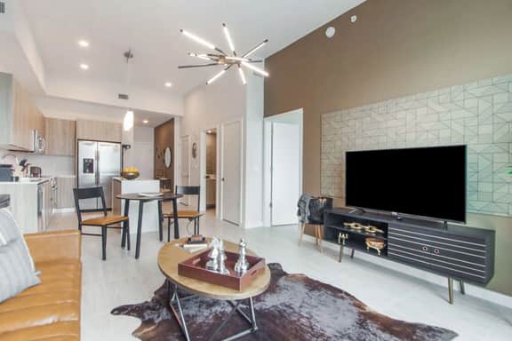 Stylish Penthouse 1 Bdrm Condo Great Views - Image 3